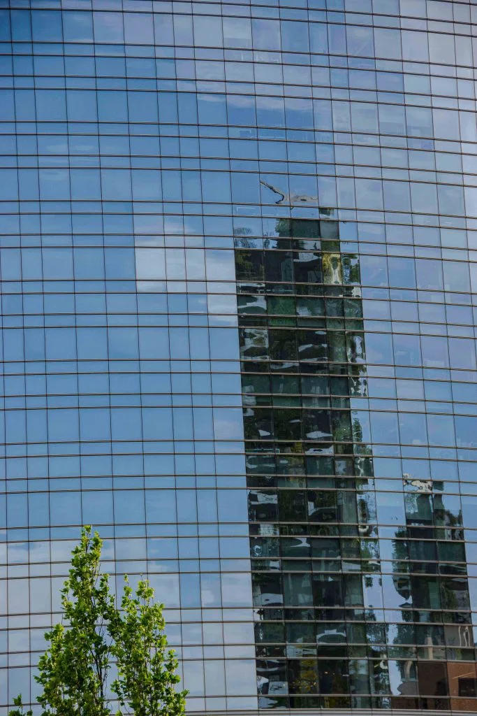 Torre Unicredit mit Spiegelung Bosco Verticale, Mailand. Fotograf: Thomas Greiner