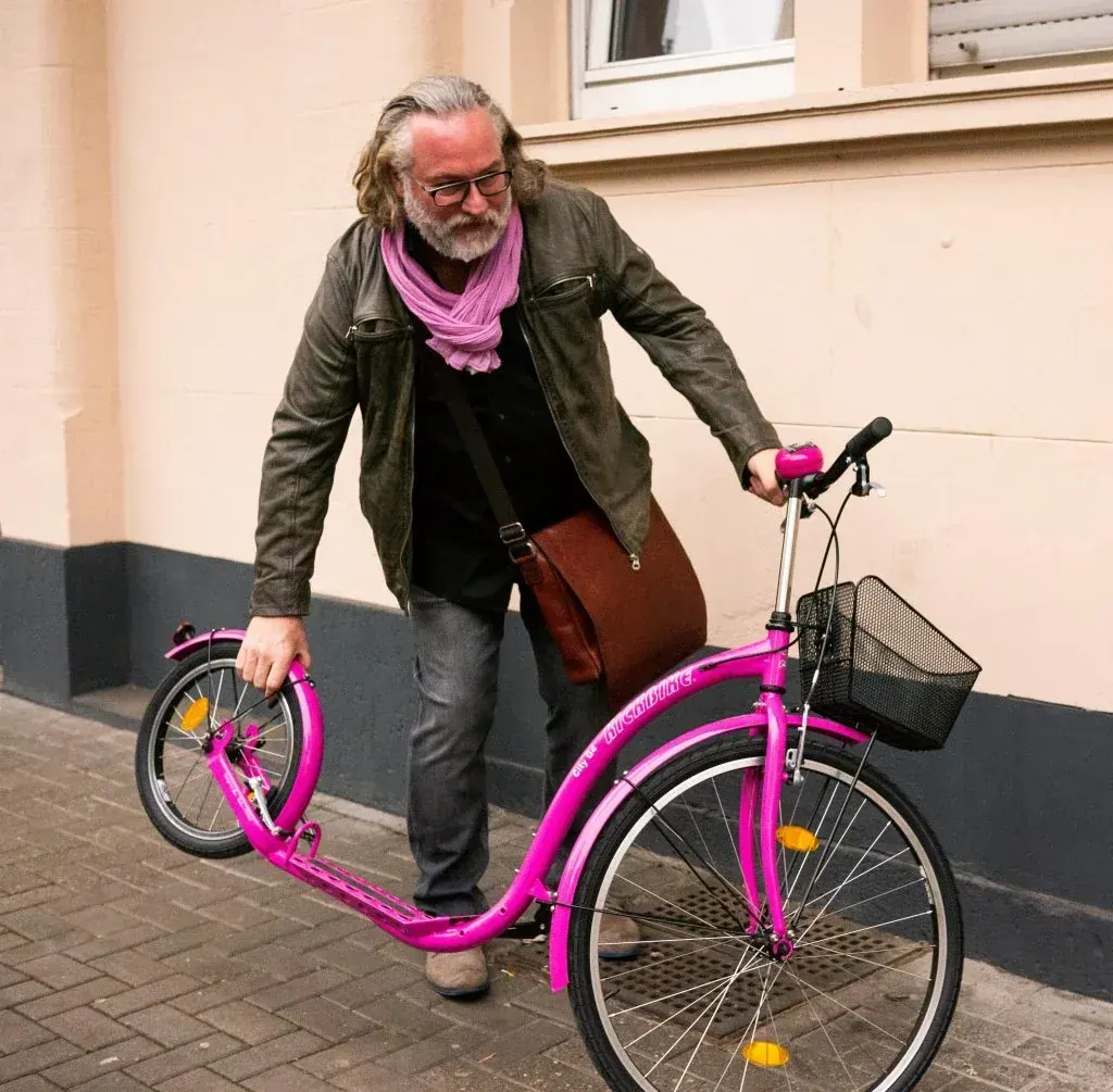 KickBike vor der Werkgemeinschaft