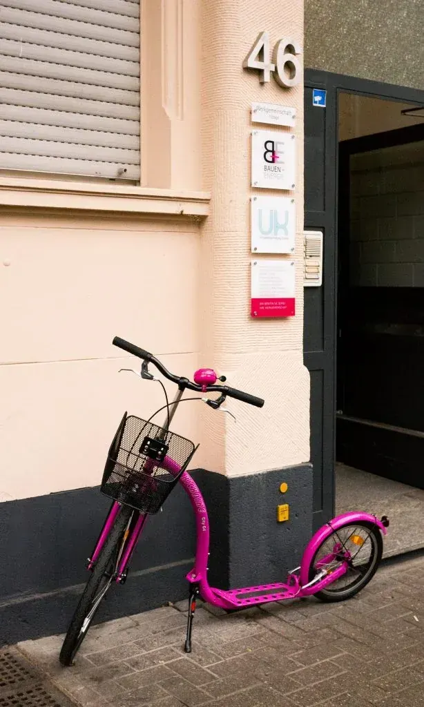 KickBike vor der Werkgemeinschaft