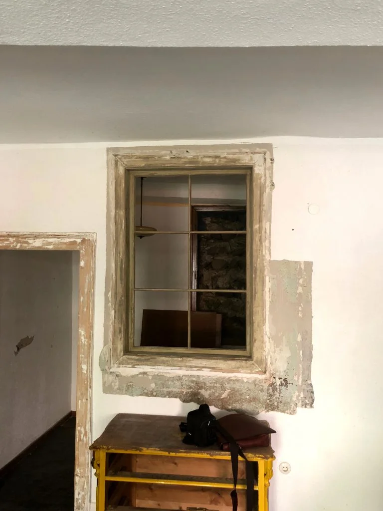 Innenliegendes Fenster zur Stadtmauer