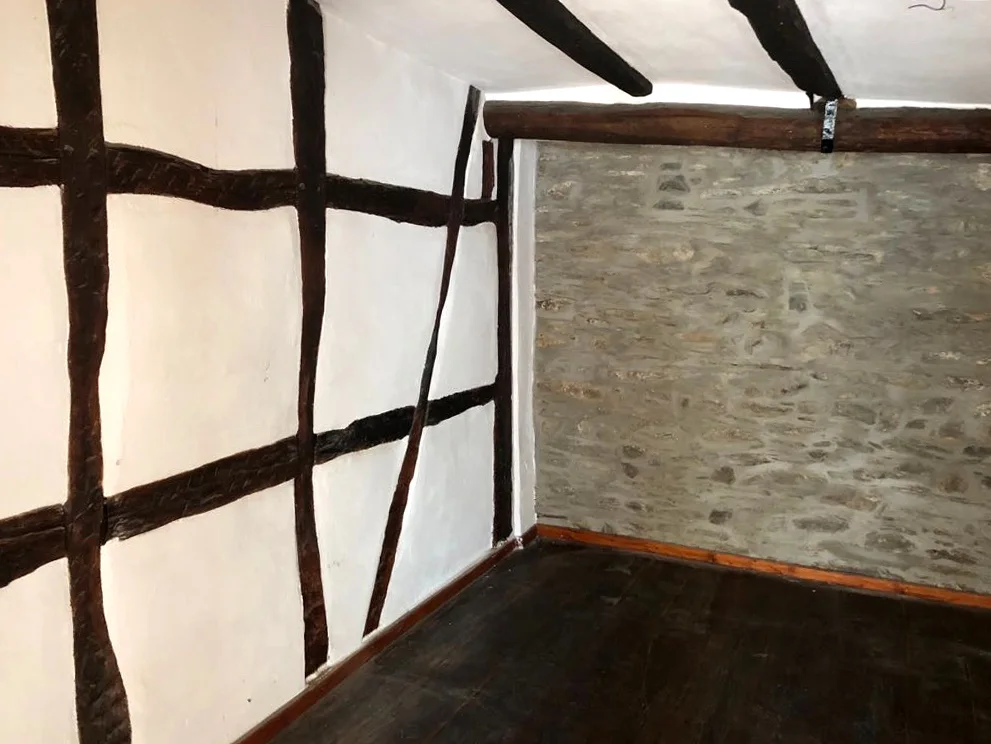 Dachgeschoss mit innenliegender alter Stadtmauer