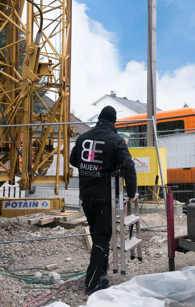 Fachmann auf der Baustelle