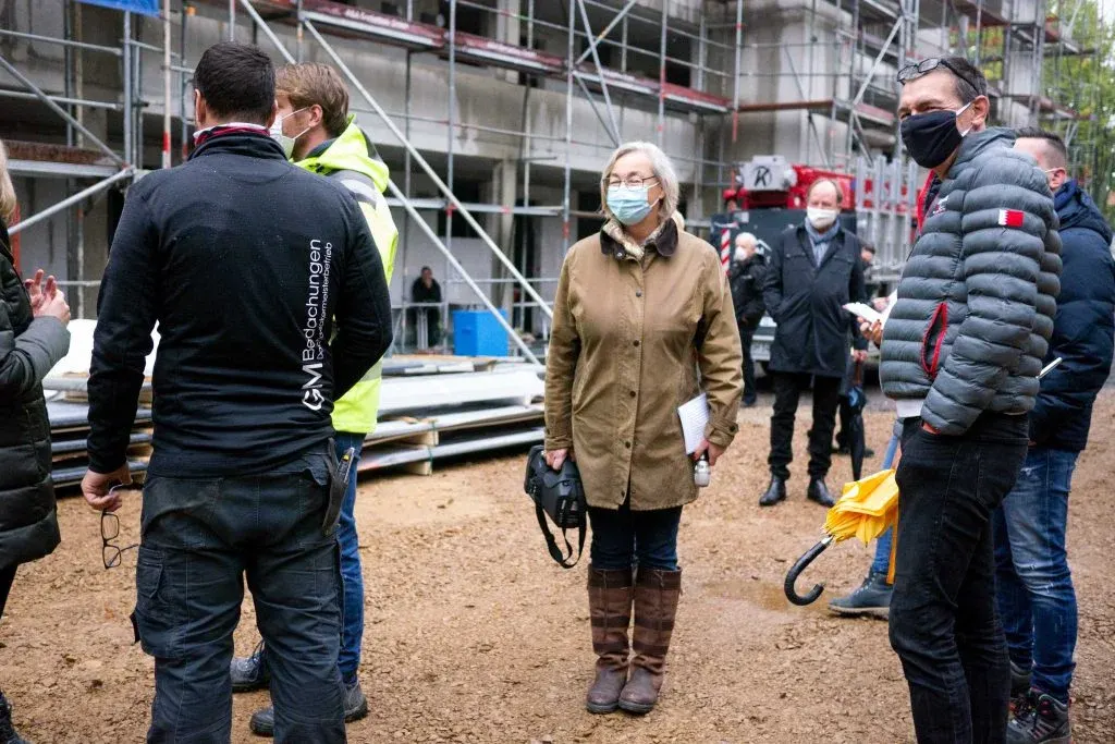 Eva Söllner begrüßt die geladenen Gäste, Richtfest Liederbach