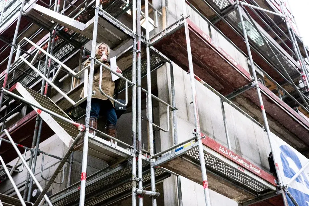 Rede von Eva Söllner auf dem Baugerüst, Richtfest Liederbach