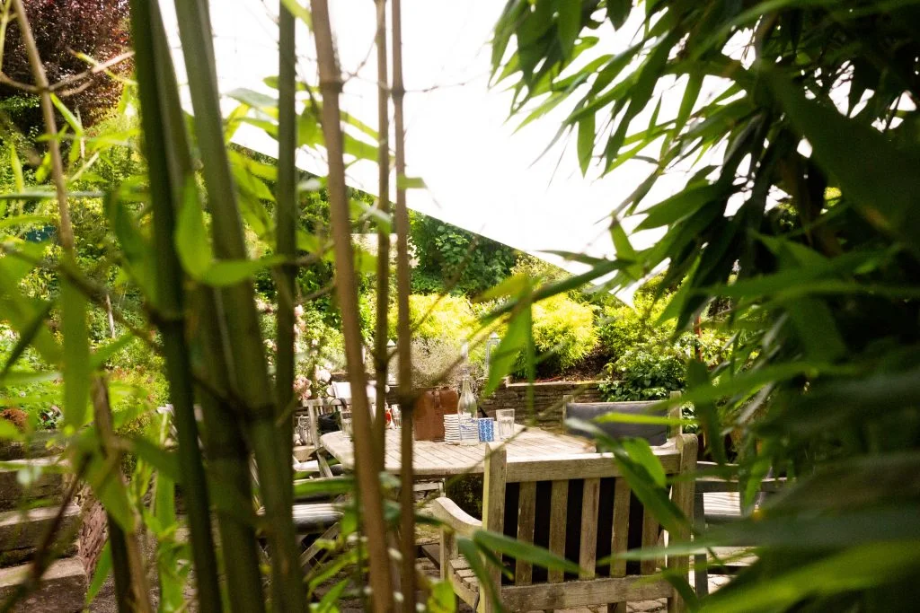 Terrasse mit großem Sonnensegel