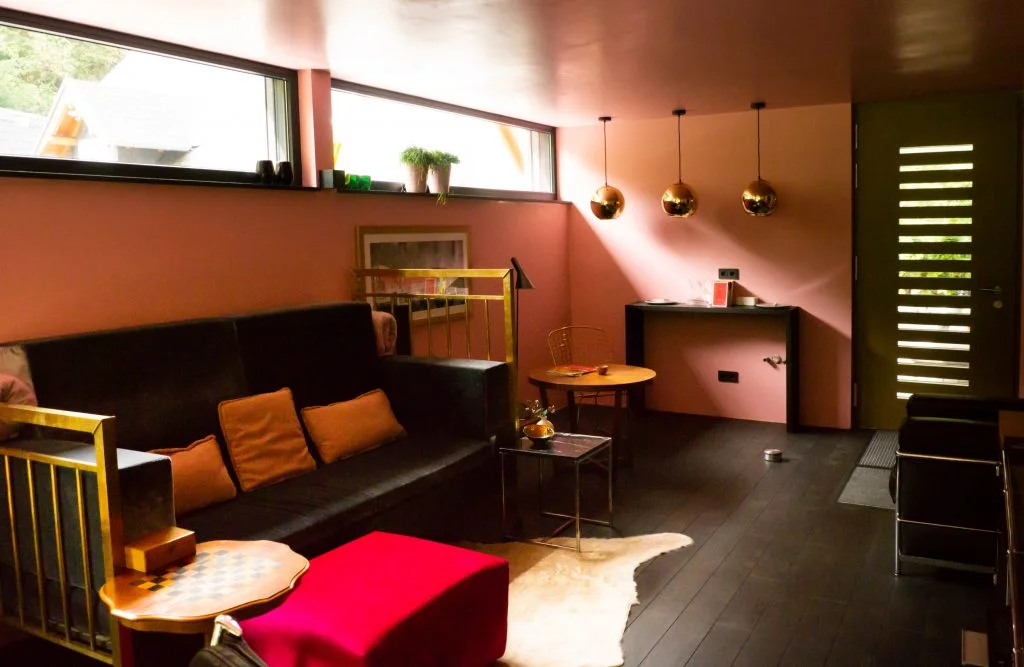 Arbeitszimmer mit eine Tür von Adoro