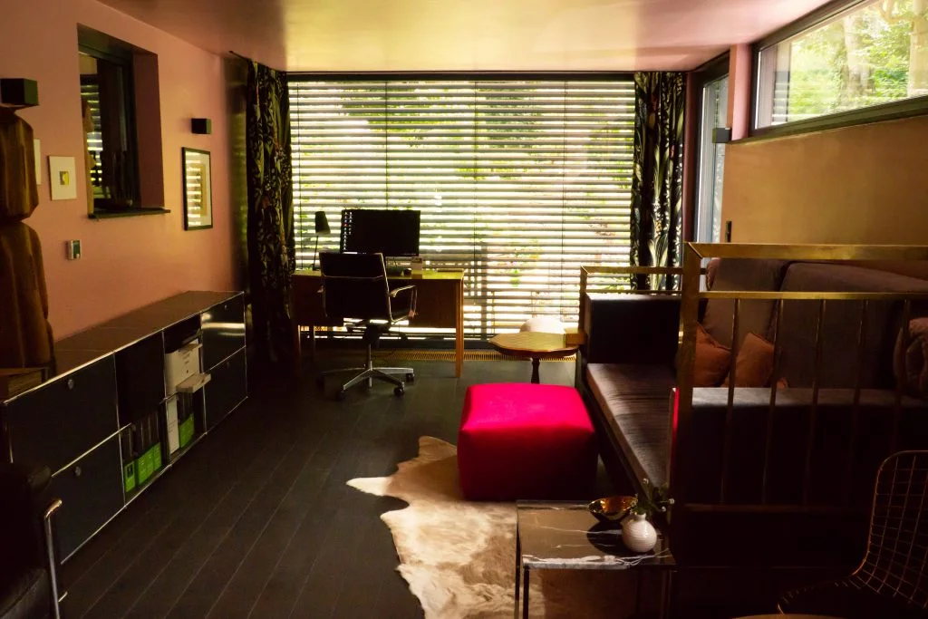 Arbeitszimmer im Gegenlicht