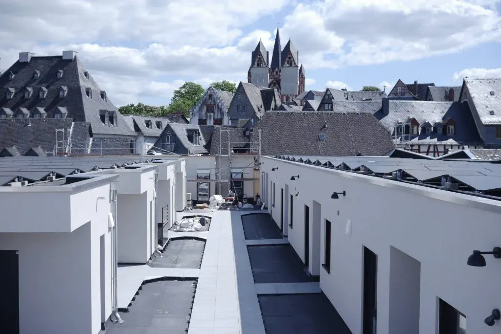 Dachaufstockung Limburg mit Photovoltaik und Blick auf den Dom
