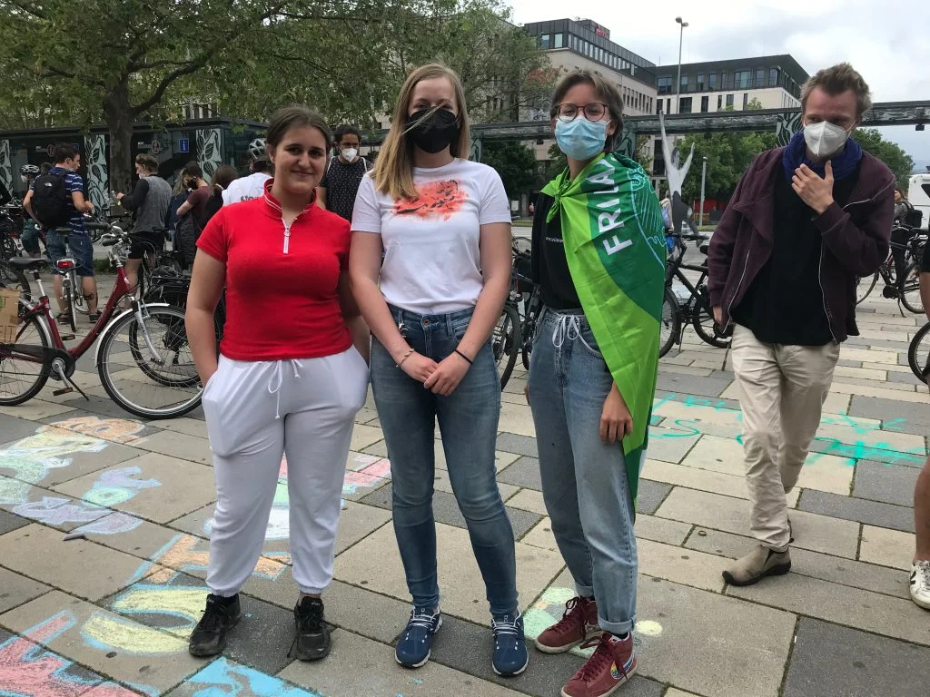Fahrraddemo Wiesbaden 6. Juni 2021: Joelle Sander, Frontfrau Fridays for Future Wiesbaden; Verkehrsaktivisten Annabell Bruer und Florentine Sommer