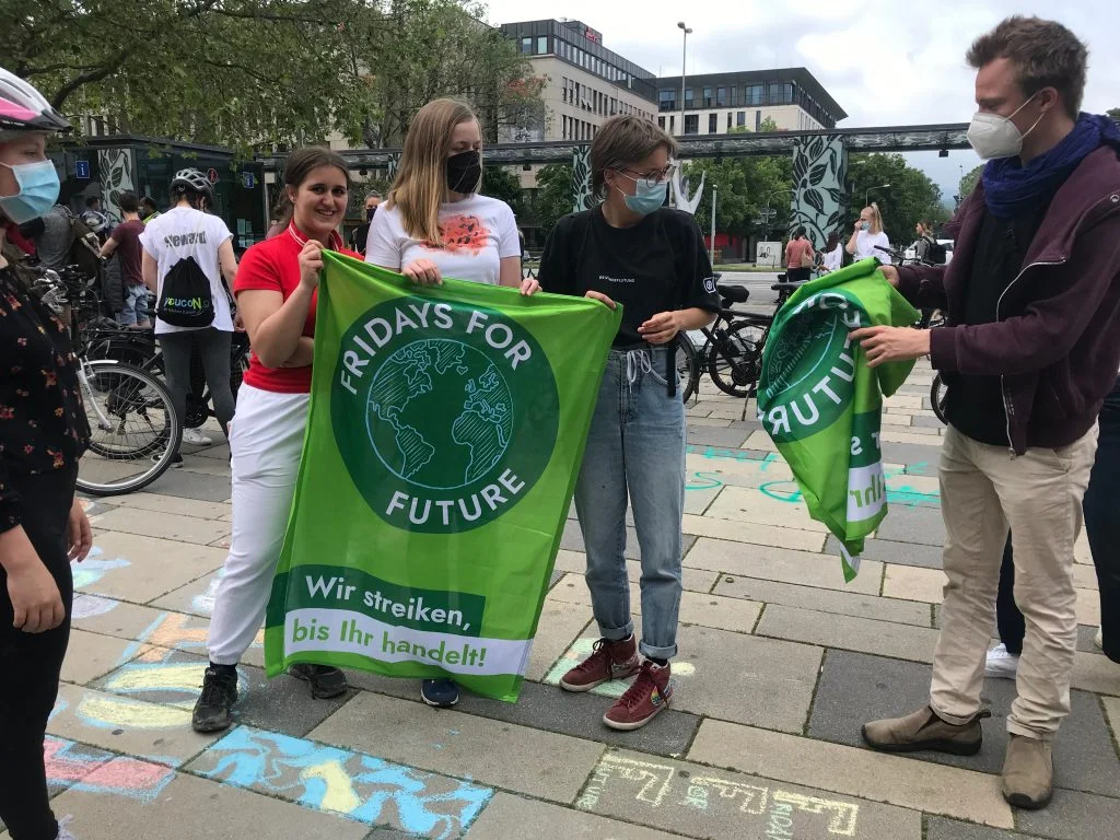 Fahrraddemo Wiesbaden 6. Juni 2021: Joelle Sander, Frontfrau Fridays for Future Wiesbaden; Verkehrsaktivisten Annabell Bruer und Florentine Sommer