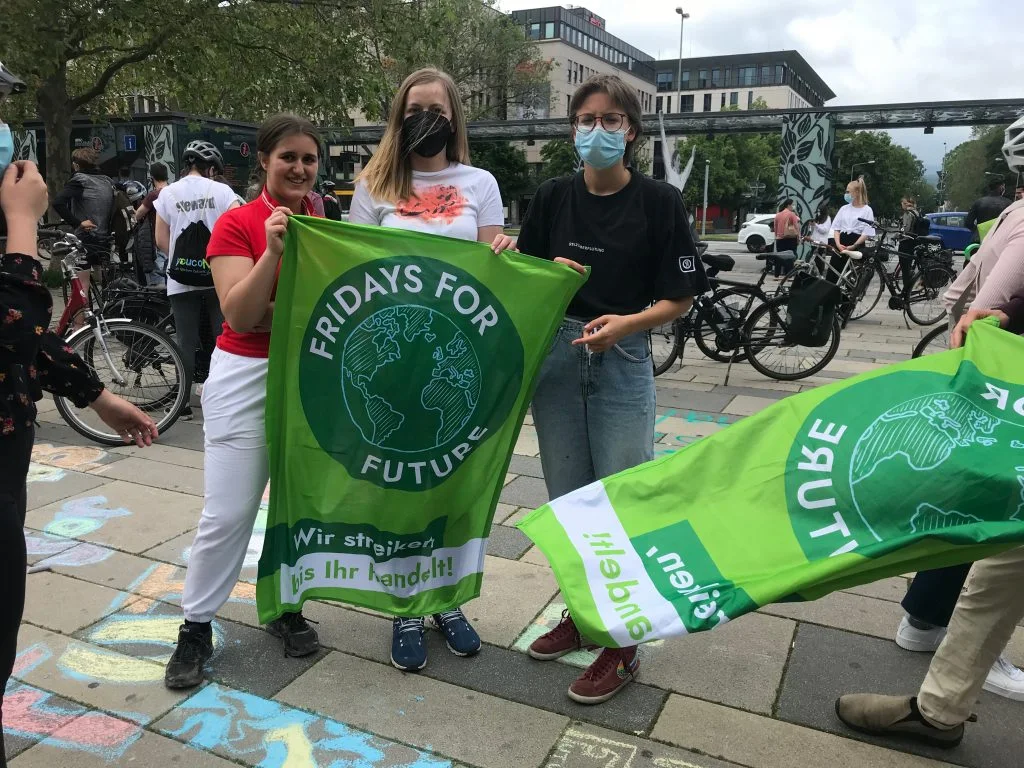 Fahrraddemo Wiesbaden 6. Juni 2021: Joelle Sander, Frontfrau Fridays for Future Wiesbaden; Verkehrsaktivisten Annabell Bruer und Florentine Sommer