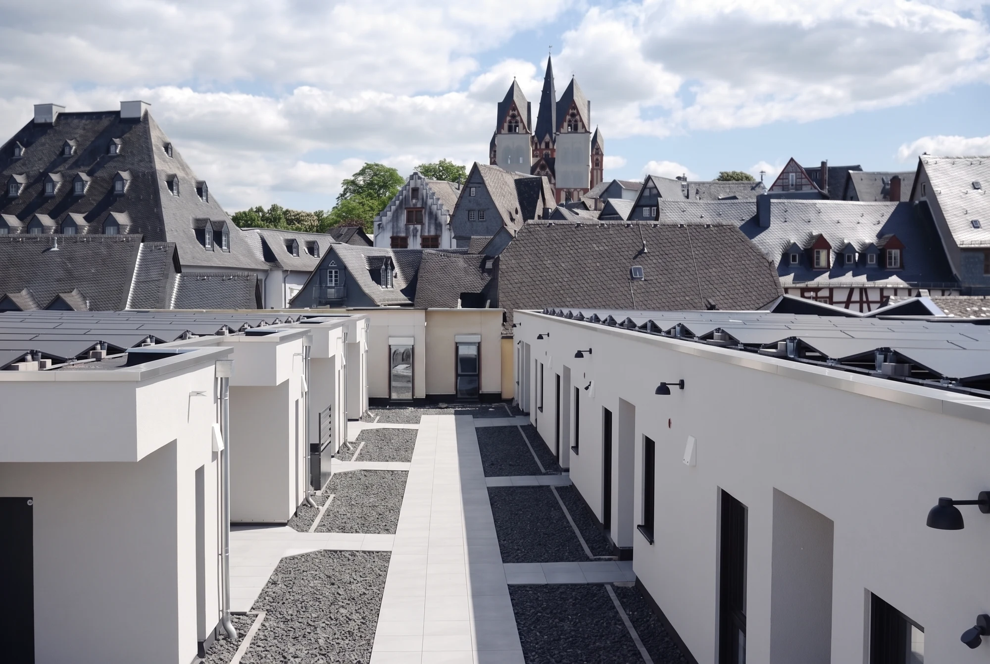 Dachaufstockung in Limburg: neun Wohneinheiten in serieller Holzrahmenbauweise mit Blick auf den Dom