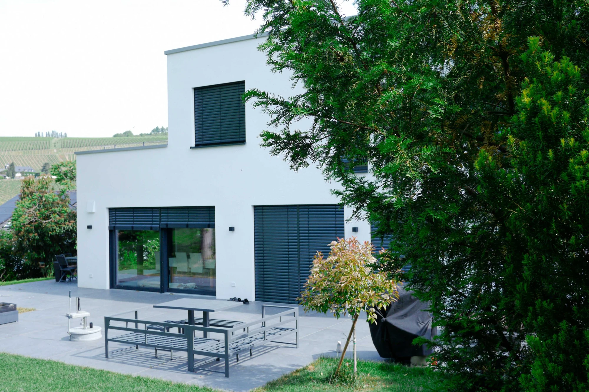 Saniertes Wohnhaus zum Effizienzhaus 55 — Terrasse mit Blick über die Weinberge